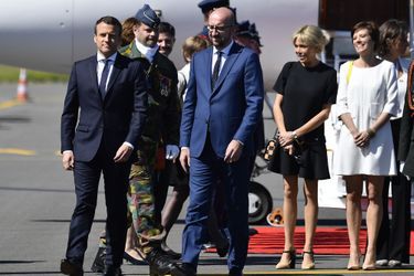 Le Premier ministre belge Charles Michel et sa compagne Amélie Derbaudrenghien ont accueilli jeudi matin Emmanuel et Brigitte Macron à leur arrivée à Bruxelles.   