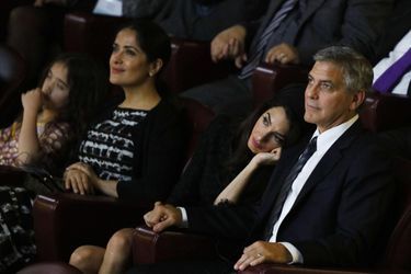 Amal repose sa tête sur le torse de George Clooney au Vatican en mai 2016. 