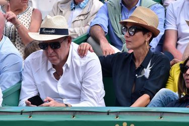 Cristina Cordula et Frédéric Cassin dans les tribunes de Roland Garros.