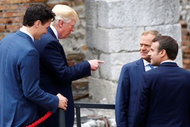 Donald Trump, suivi de Justin Trudeau, interpelle Donald Tusk, président du conseil européen, et Emmanuel Macron.