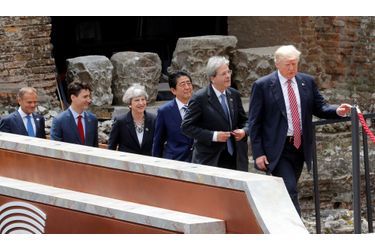Donald Trump, Paolo Gentiloni, Shinzo Abe, Theresa May, Justin Trudeau et Donald Tusk arrivent à leur tour pour la photo de famille.