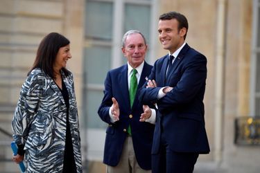 Emmanuel Macron et Anne Hidalgo avec Michael Bloomberg à l&#039;Elysée, le 2 juin 2017.