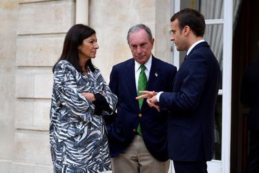 Emmanuel Macron et Anne Hidalgo avec Michael Bloomberg à l&#039;Elysée, le 2 juin 2017.