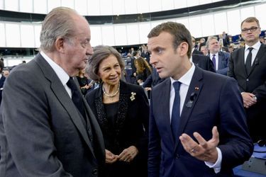 L&#039;ancien roi Juan Carlos et l&#039;ancienne reine Sofia d&#039;Espagne avec Emmanuel Macron à Strasbourg, le 1er juillet 2017