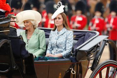 La duchesse Catherine de Cambridge en Catherine Walker à la cérémonie Trooping the Colour à Londres le 13 juin 2015