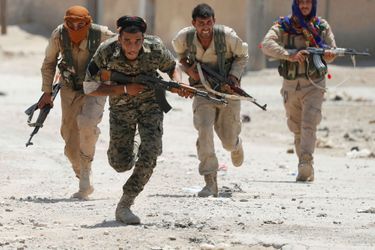 Les combattants kurdes se battant pour la reprise de Raqqa, en Syrie, le 3 juillet 2017.