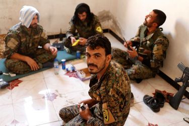 Les combattants kurdes se battant pour la reprise de Raqqa, en Syrie, le 2 juillet 2017.