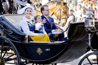 La princesse Victoria de Suède et le prince consort Daniel avec la princesse Estelle à Stockholm, le 6 juin 2017
