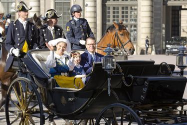 La princesse Victoria de Suède et le prince consort Daniel avec la princesse Estelle à Stockholm, le 6 juin 2017
