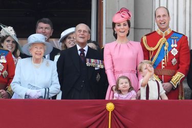 Au balcon pour la parade aérienne : la reine Elizabeth, le prince Philip, la duchesse de Cambridge, Catherine, le prince William et leurs deux enfants, Charlotte et George. Le petit prince salue les pilotes.