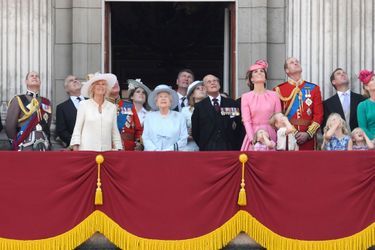 Sur cette photo plus largement cadrée, tout le clan apparaît, y compris le prince Charles et la duchesse de Cournouailles, Camilla.