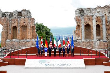 Photo de famille du G7, vendredi, à Taormina en Sicile. Plusieurs des dirigeants sont des débutants sur la scène internationale. Il s&#039;agit du premier sommet du G7 pour Donald Trump, Emmanuel Macron, Paolo Gentiloni et Theresa May.