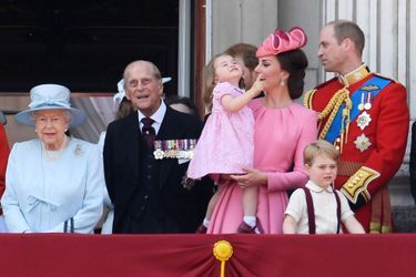 La petite princesse Charlotte pointe le ciel du doigt : au-dessus de Londres, la Royal Air Force assure le spectacle.