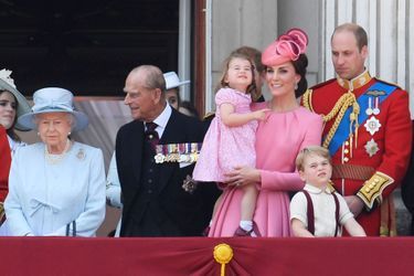 La princesse Charlotte dans les bras de la duchesse Catherine
