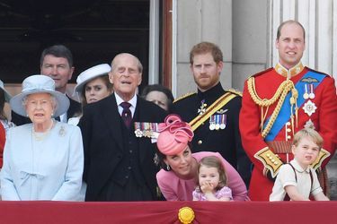 Kate se penche pour murmure un mot à l&#039;oreille de la princesse Charlotte... et dévoile la présence du prince William.
