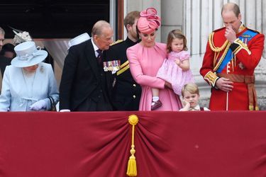 Le prince George fait la moue : serait-il lassé? Ses arrière-grands-parents, la reine Elizabeth et le prince Philip, paraissent tout à coup soucieux...