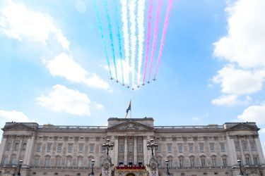Les Red Arrows de la RAF survolent Buckingham Palace. Au balcon du palais, le prince George et la princesse Charlotte n&#039;en ratent pas une miette...