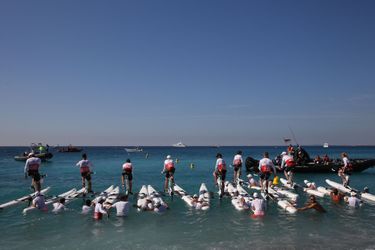 Les concurrents sur la ligne de départ du Riviera Water Bike Challenge.
