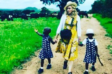 Madonna avec ses jumelles Esther et Stella. 
