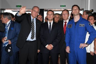 Emmanuel Macron, Jean-Yves Le Gall, Président du Centre National d'Études Spatiales et Thomas Pesquet lors de la visite du pavillon de CNES.
