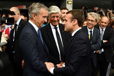 Emmanuel Macron salue Bernard Arnault et Maurice Levy à son arrivée au salon Viva Technology à Paris