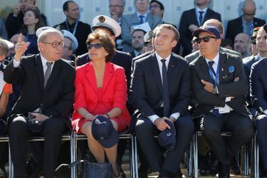 Jean-Yves Le Drian, Sylvie Goulard, Emmanuel Macron assistent à des démonstrations aériennes en compagnie d'Eric Trappier, patron de Dassault Aviation.