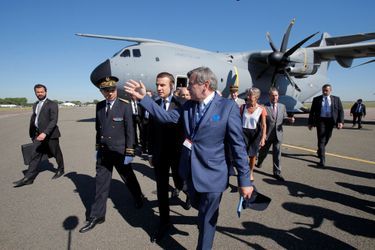 Emmanuel Macron est arrivé au Bourget en avion de transport A400M.