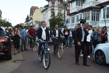 Emmanuel Macron et son épouse Brigitte quittent leur résidence familiale pour un petit tour à vélo. 