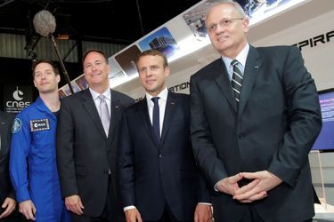 Au Bourget, Emmanuel Macron a rencontré Thomas Pesquet, revenu sur Terre depuis quelques semaines,  Robert M. Lightfoot, administrateur de la NASA et Jean-Yves Le Gall, président du CNES.