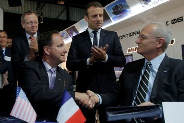 Emmanuel Macron en compagnie de Robert M. Lightfoot, administrateur de la NASA (à gauche) et de Jean-Yves Le Gall, President du CNES.