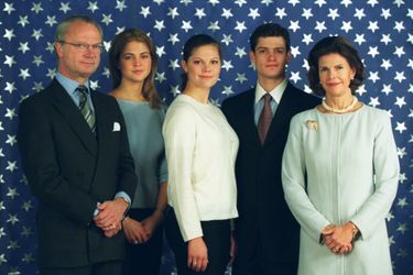 La princesse Madeleine de Suède avec ses parents, sa soeur et son frère, le 30 décembre 1999