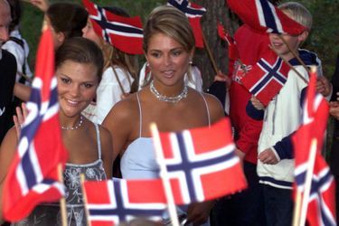 La princesse Madeleine de Suède avec sa soeur la princesse Victoria, le 24 août 2001
