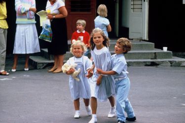 La princesse Madeleine de Suède avec sa soeur et son frère, le 19 août 1985