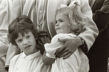 La princesse Madeleine de Suède avec son frère le prince Carl Philip, en 1986