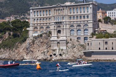Les coureurs filent devant l'imposant Musée océanographique de Monaco.
