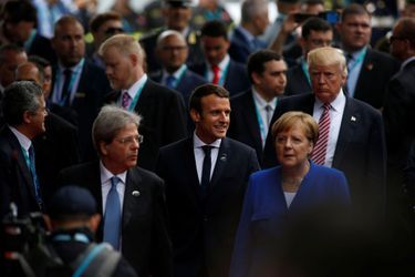Emmanuel Macron entouré de Paolo Gentiloni, nouveau président du conseil italien, (à gauche) et Angela Merkel (à droite) à Taormina, en Sicile, vendredi.