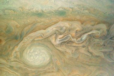 Zoom sur une immense tempête ovale située dans l’hémisphère Sud de Jupiter.