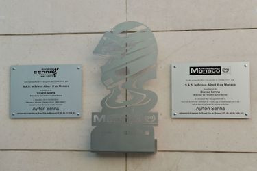 La plaque dédiée à Ayrton Senna devant l'hôtel Fairmont, à Monte Carlo.