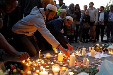 Des milliers de personnes ont voulu rendre hommage mardi soir aux victimes de Manchester.