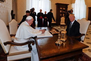  Donald Trump et le pape s&#039;apprêtent à entamer à huis clos un tête-à-tête.