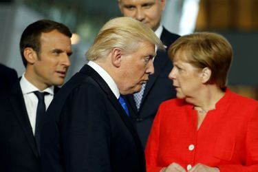 A Bruxelles, au sommet de l&#039;OTAN, Donald Trump, Emmanuel Macron et Angela Merkel.