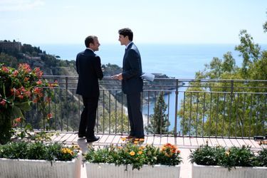 Entretien entre Emmanuel Macron et Justin Trudeau, en marge du G7 à Taormine. 