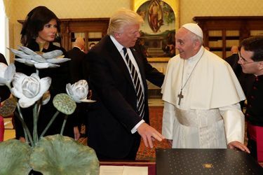 Le pape François, Donald Trump et son épouse Melania.