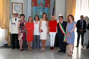 Les conjoints des chefs d&#039;États du G7, parmi lesquels Melania Trump et Brigitte Macron, à la mairie de Catane en Sicile.