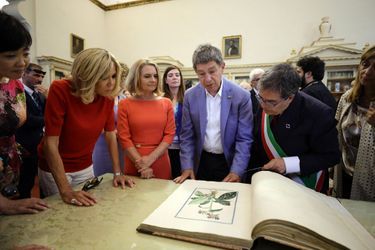 Les conjoints des chefs d&#039;Etat du G7 en visite à la bibliothèque de Catane en Sicile. 