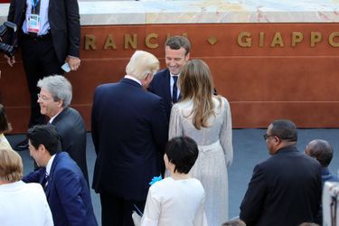 Emmanuel Macron saluant Donald Trump et son épouse avant une représentation au théâtre grec de Taormine. 