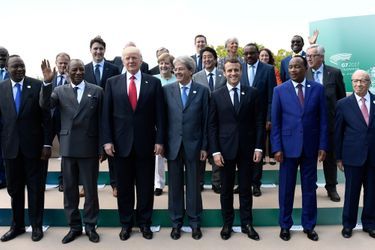 De gauche à droite : Uhuru Kenyatta (Kenya) Alpha Conde (Guinée), Donald Trump (Etats-Unis), Paolo Gentiloni (Italie), Emmanuel Macron (France), Mahamadou Issoufou (Niger) et Beji Caid Essebsi (Tunisie) et les autres dirigeants participant au G7 posent pour une photo de famille, samedi à Taormine. 