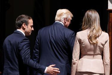 Emmanuel Macron avec Donald Trump et son épouse Melania jeudi à Buxelles. 
