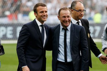 Emmanuel Macron et Jean-Pierre Papin samedi soir au stade de France pour la rencontre PSG- Angers. 