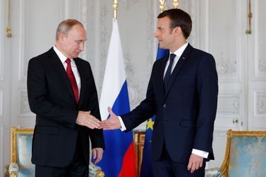 Poignée de mains entre Vladimir Poutine et Emmanuel Macron lundi à Versailles. 